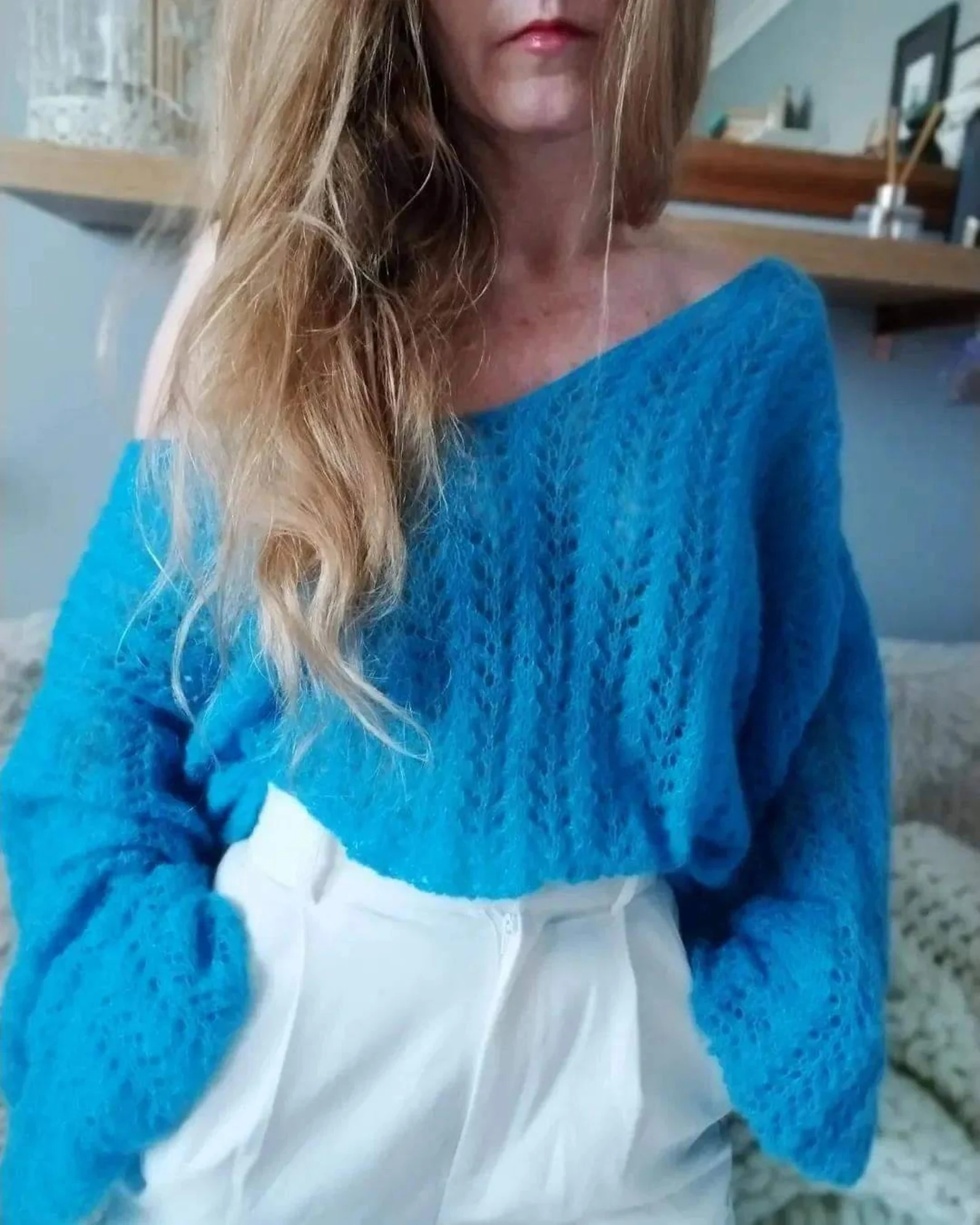 Hand-knitted cashmere and silk crop top: blue V-neck sweater