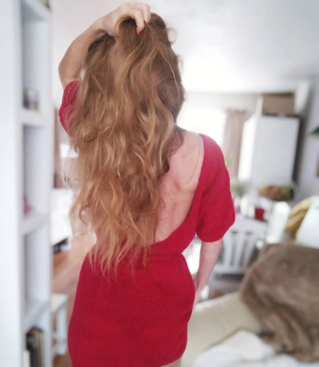 Hand-knitted alpaca and silk mini dress: red open-back sweater dress, size S-M