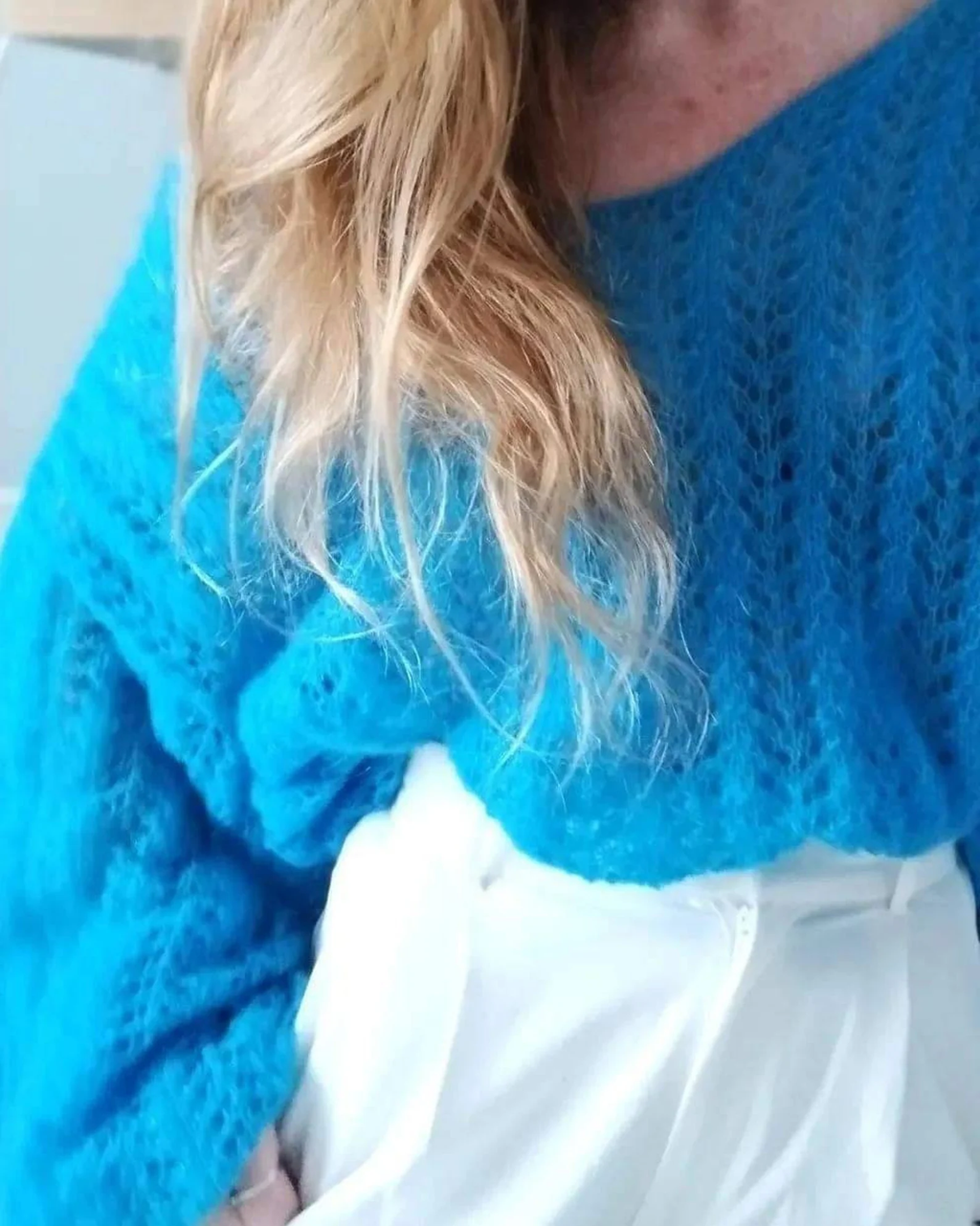 Hand-knitted cashmere and silk crop top: blue V-neck sweater
